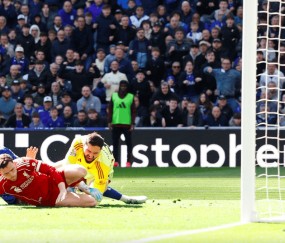 英超德比2-1：两人重伤+火爆冲突+100分钟绝杀 10.2亿豪门坐稳前5