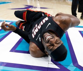 重伤离场！热火阿德巴约拼抢中倒地 腰部受伤恐难再战