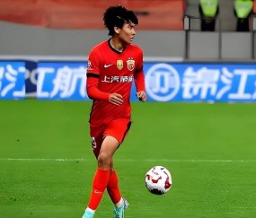 意外!李新翔在4月9日得到德甲劲旅霍芬海姆600万欧元报价,却被辟谣