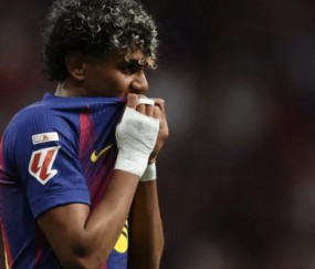 巴萨0-2输球，亚马尔哭了！赛后蹲在地上擦泪，连对手都上前安慰